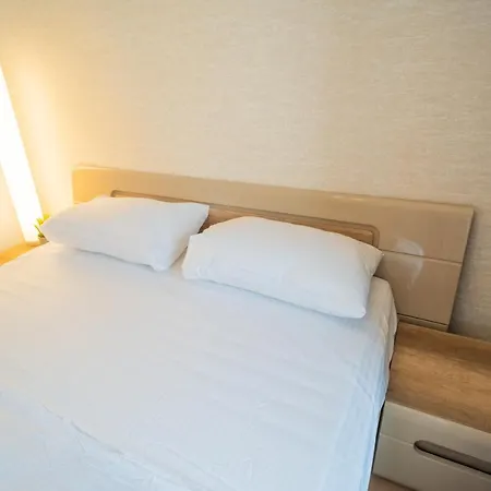 Cosmopolitan Comfort In Apartment *