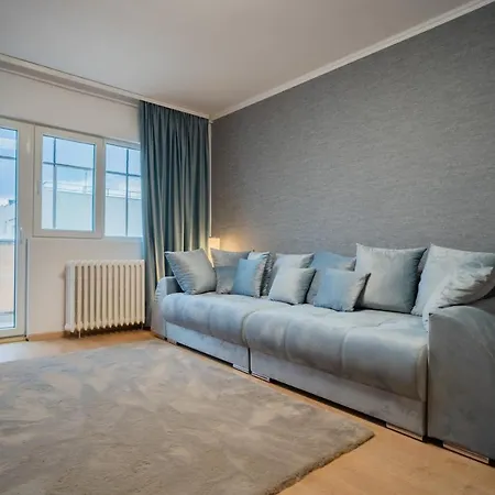 Cosmopolitan Comfort In