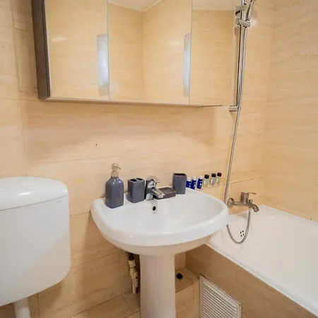 Cosmopolitan Comfort In Apartmán *